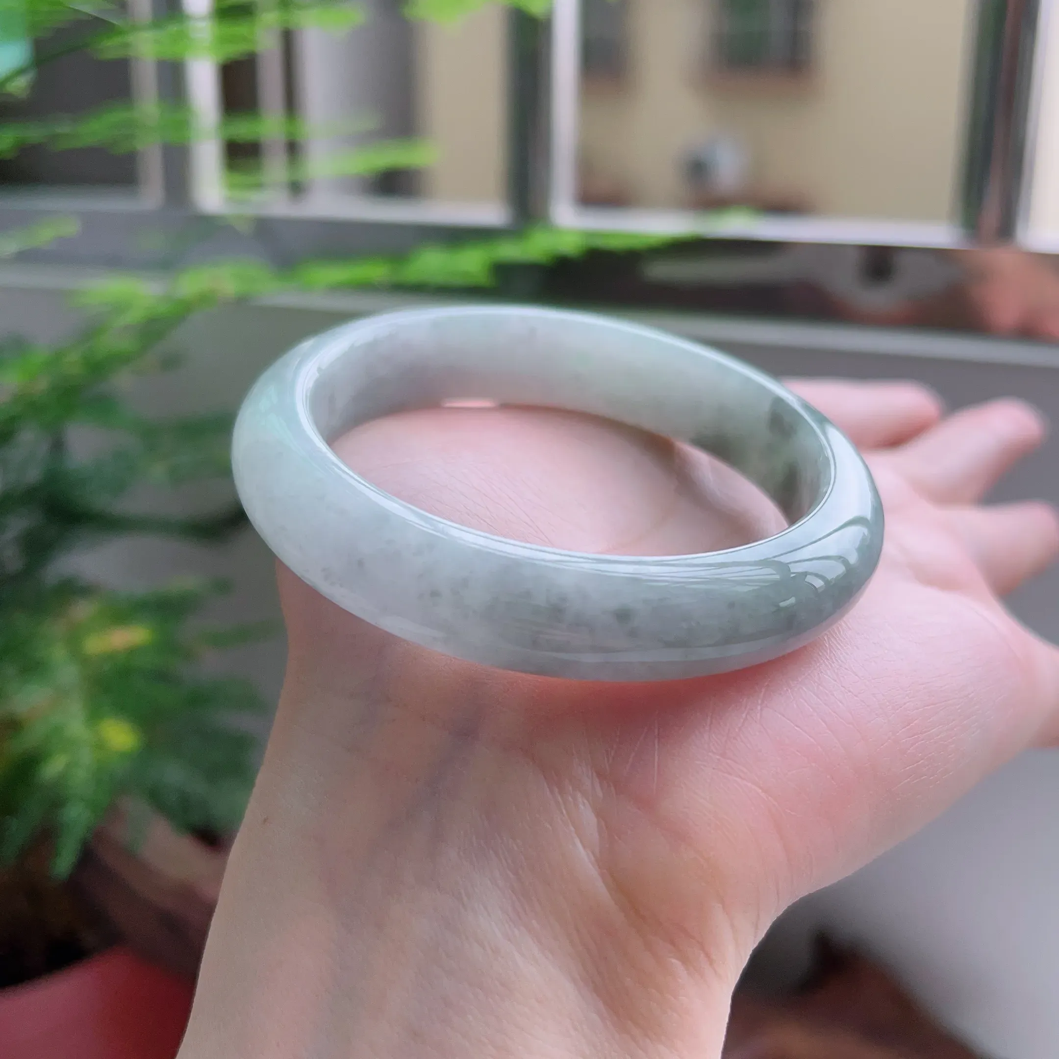 正圈55圈口，天然A货翡翠冰糯种飘绿玉手镯，水润秀丽，飘花灵动，种水十足，视觉甜美可人，恰到好处的美，十分高雅耐看，条形优美，上手优雅大方。53.73