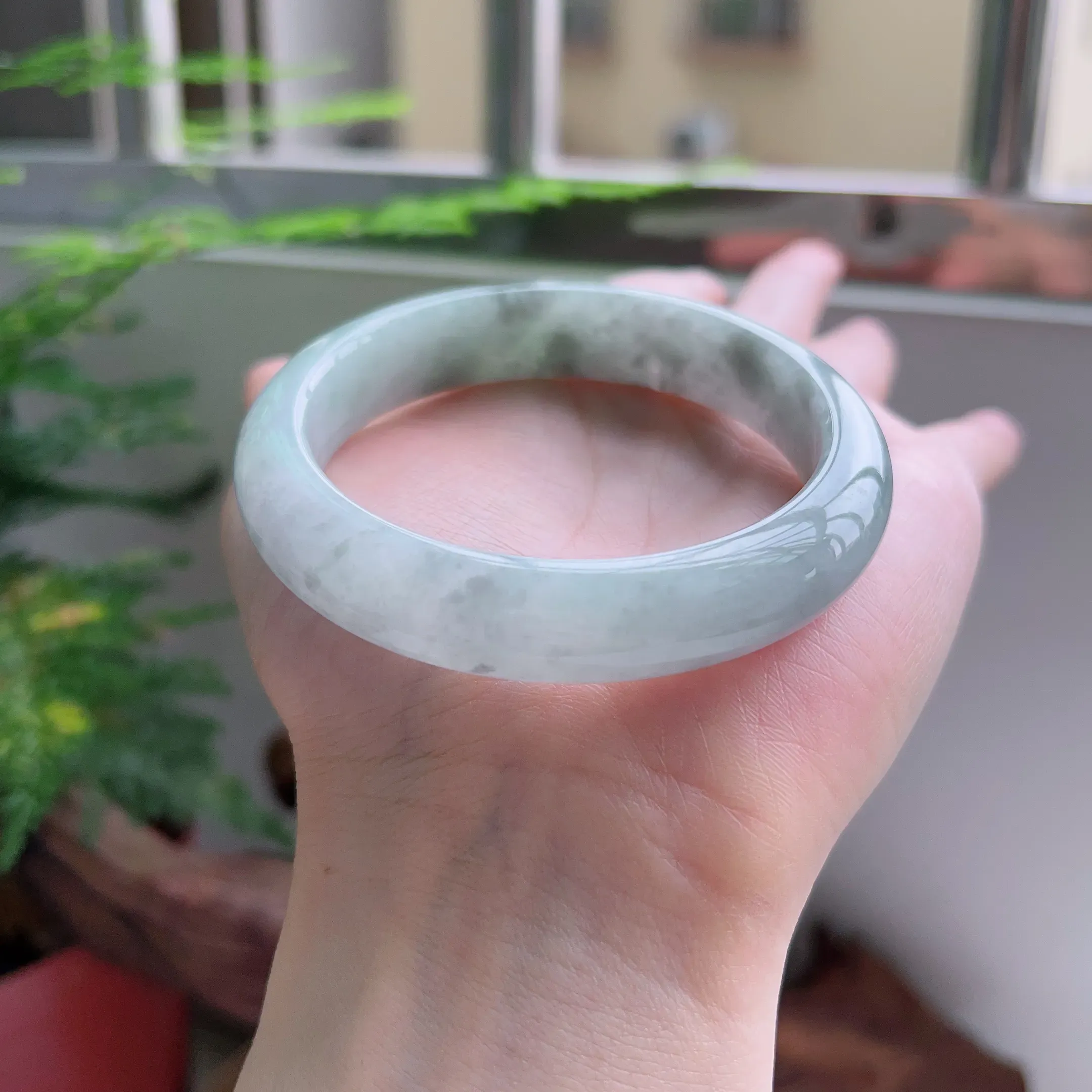 正圈55圈口，天然A货翡翠冰糯种飘绿玉手镯，水润秀丽，飘花灵动，种水十足，视觉甜美可人，恰到好处的美，十分高雅耐看，条形优美，上手优雅大方。53.73