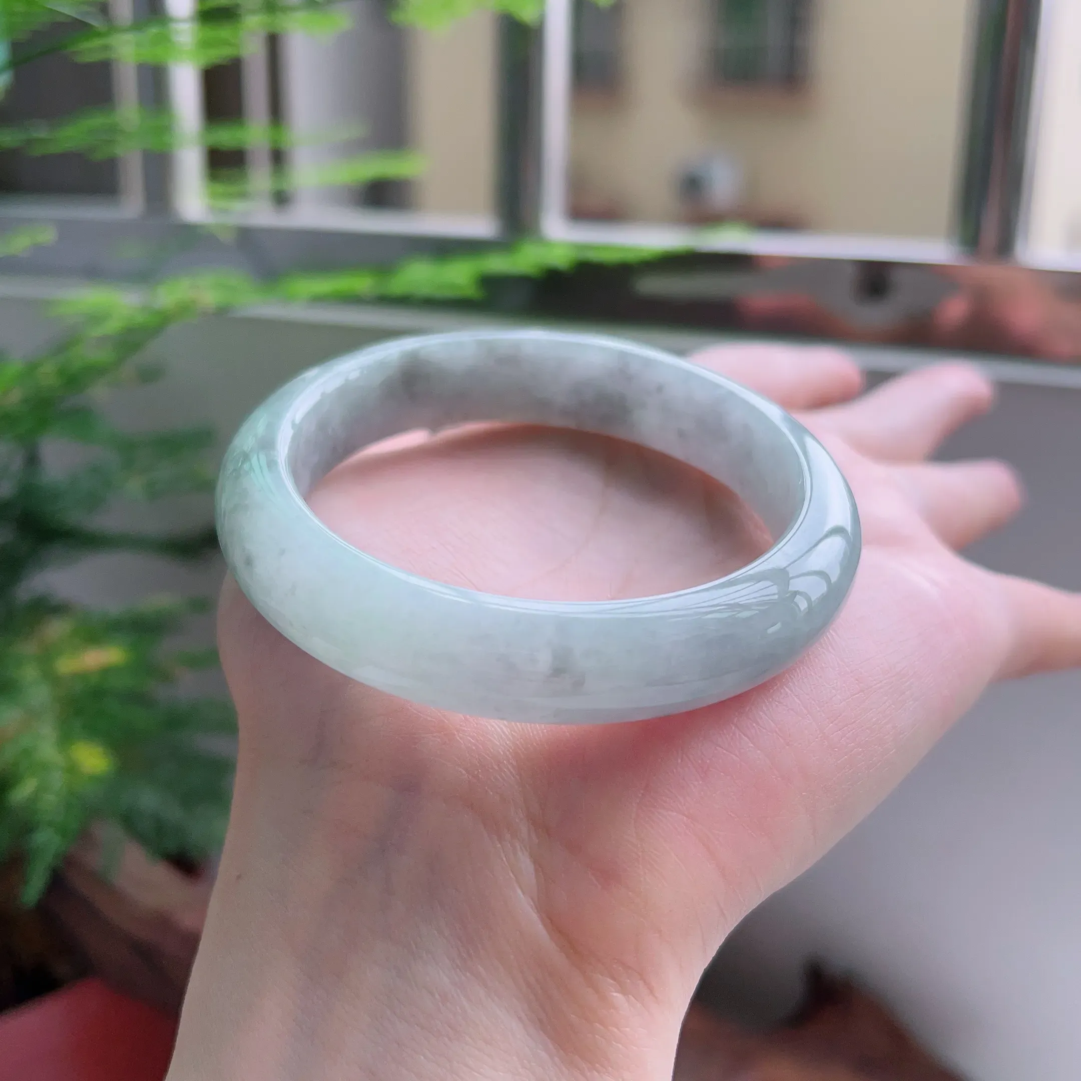 正圈55圈口，天然A货翡翠冰糯种飘绿玉手镯，水润秀丽，飘花灵动，种水十足，视觉甜美可人，恰到好处的美，十分高雅耐看，条形优美，上手优雅大方。53.73
