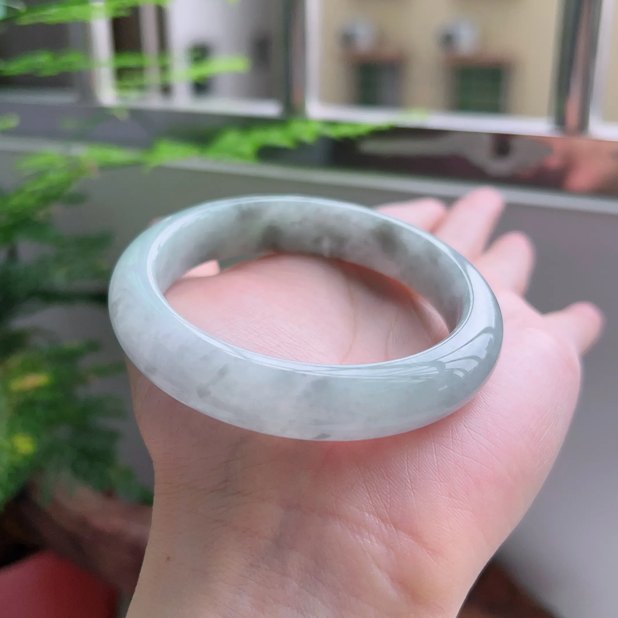 正圈55圈口，天然A货翡翠冰糯种飘绿玉手镯，水润秀丽，飘花灵动，种水十足，视觉甜美可人，恰到好处的美，十分高雅耐看，条形优美，上手优雅大方。53.73