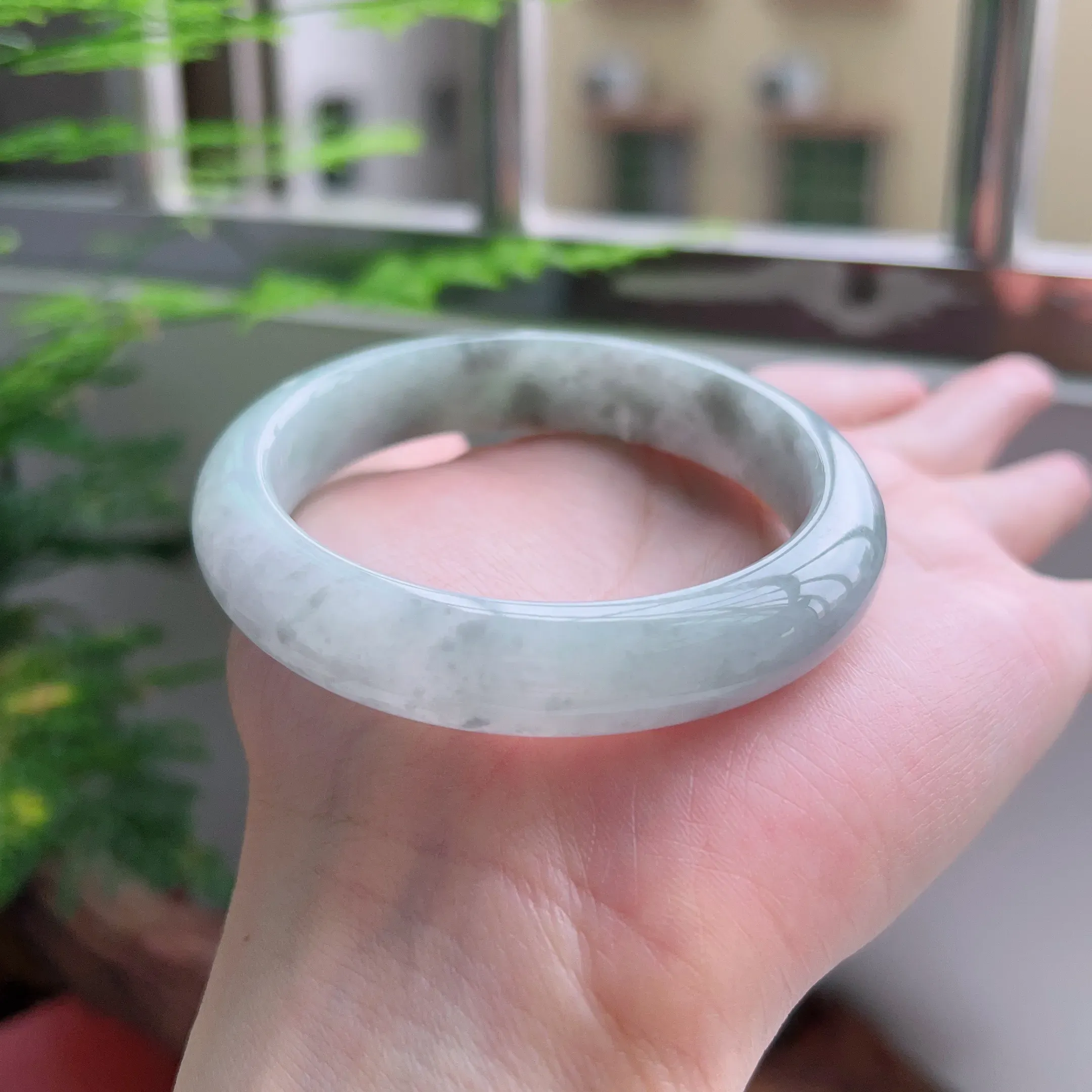 正圈55圈口，天然A货翡翠冰糯种飘绿玉手镯，水润秀丽，飘花灵动，种水十足，视觉甜美可人，恰到好处的美，十分高雅耐看，条形优美，上手优雅大方。53.73