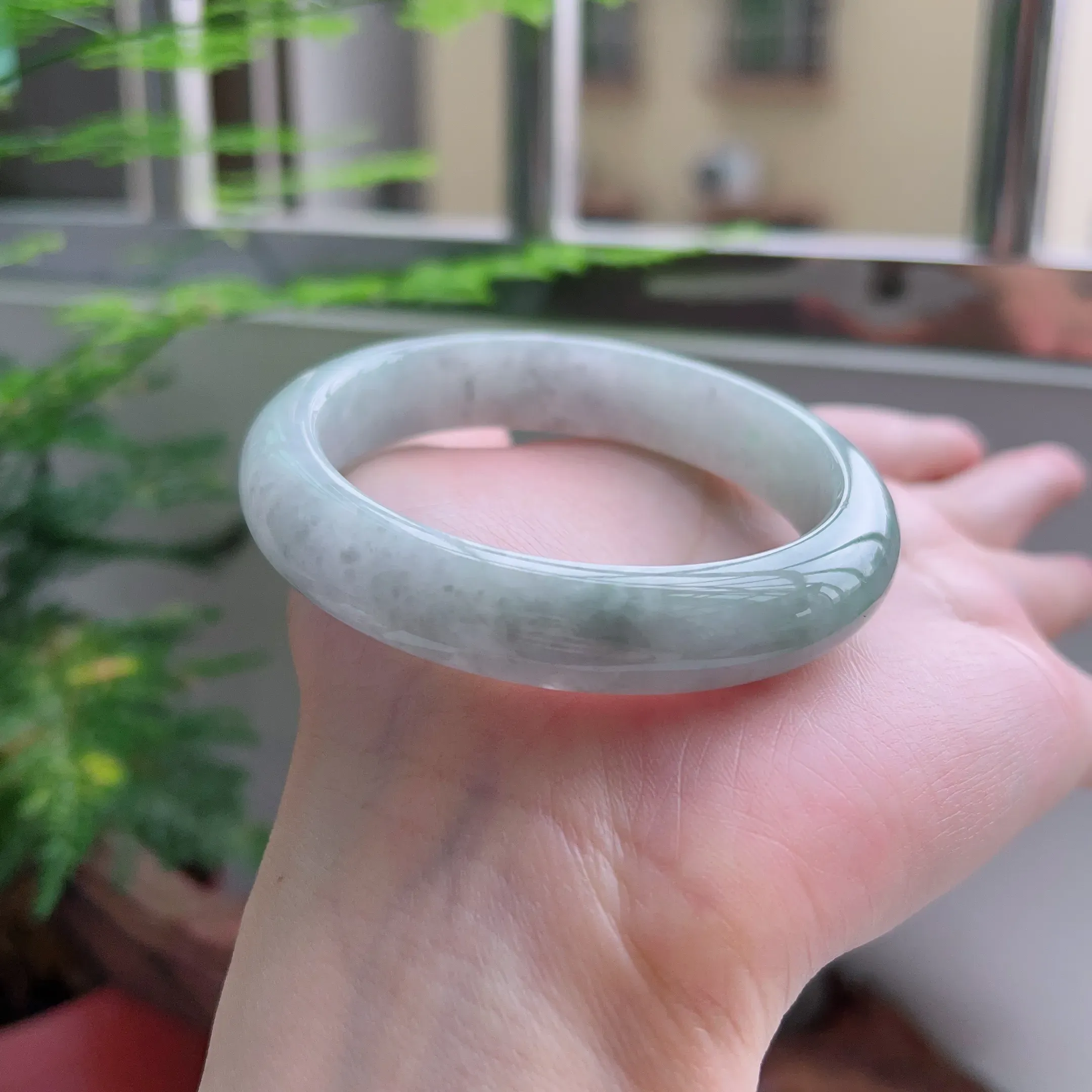 正圈55圈口，天然A货翡翠冰糯种飘绿玉手镯，水润秀丽，飘花灵动，种水十足，视觉甜美可人，恰到好处的美，十分高雅耐看，条形优美，上手优雅大方。53.73