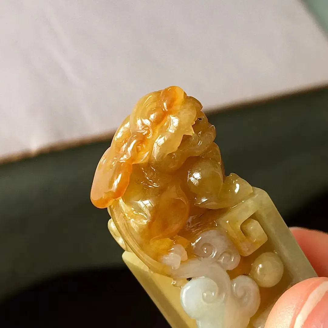 .冰黄貔貅印章，饱满无裂，色泽艳丽，水润细腻，尺寸42.4/13.2/16，编号417