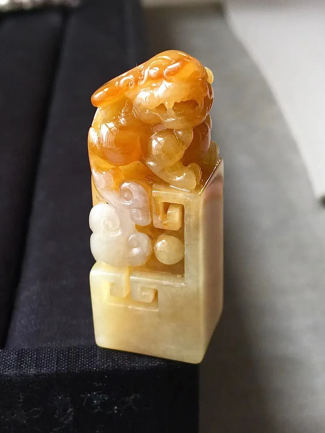 .冰黄貔貅印章，饱满无裂，色泽艳丽，水润细腻，尺寸42.4/13.2/16，编号417