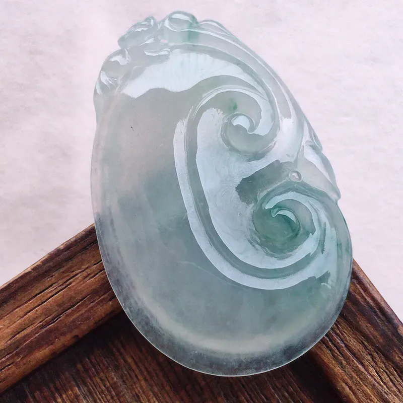 如意吊坠，翡翠冰透飘花如意吊坠，种水好，底子干净，玉质莹润，雕工精美，寓意吉祥，佩戴时尚大方，尺寸：40.3*26*6.2mm，重10.88克