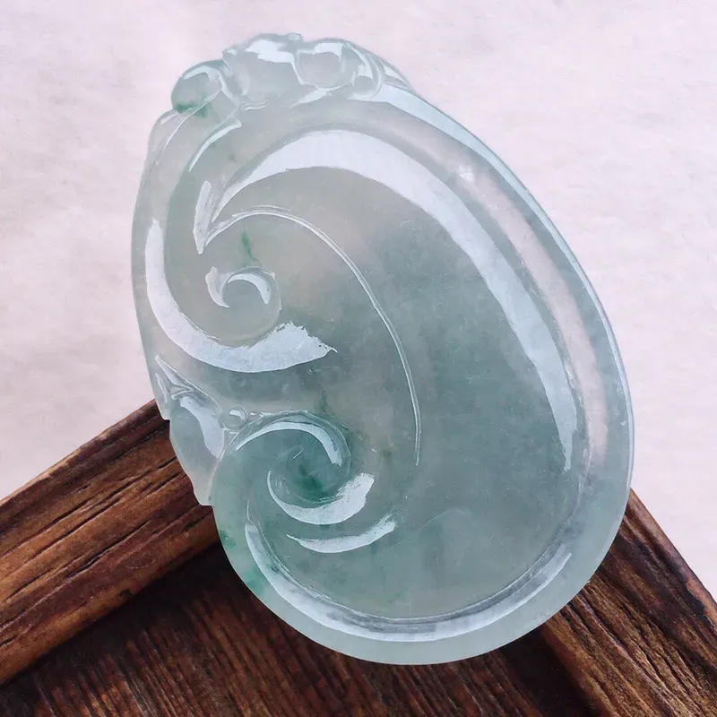 如意吊坠，翡翠冰透飘花如意吊坠，种水好，底子干净，玉质莹润，雕工精美，寓意吉祥，佩戴时尚大方，尺寸：40.3*26*6.2mm，重10.88克