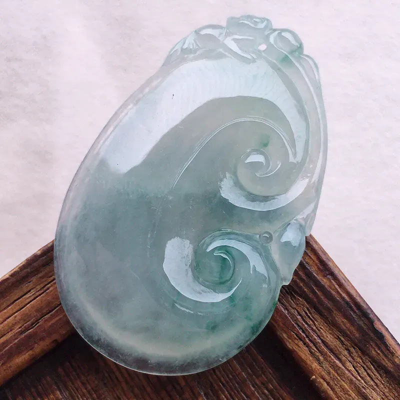 如意吊坠，翡翠冰透飘花如意吊坠，种水好，底子干净，玉质莹润，雕工精美，寓意吉祥，佩戴时尚大方，尺寸：40.3*26*6.2mm，重10.88克