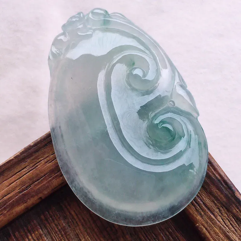 如意吊坠，翡翠冰透飘花如意吊坠，种水好，底子干净，玉质莹润，雕工精美，寓意吉祥，佩戴时尚大方，尺寸：40.3*26*6.2mm，重10.88克