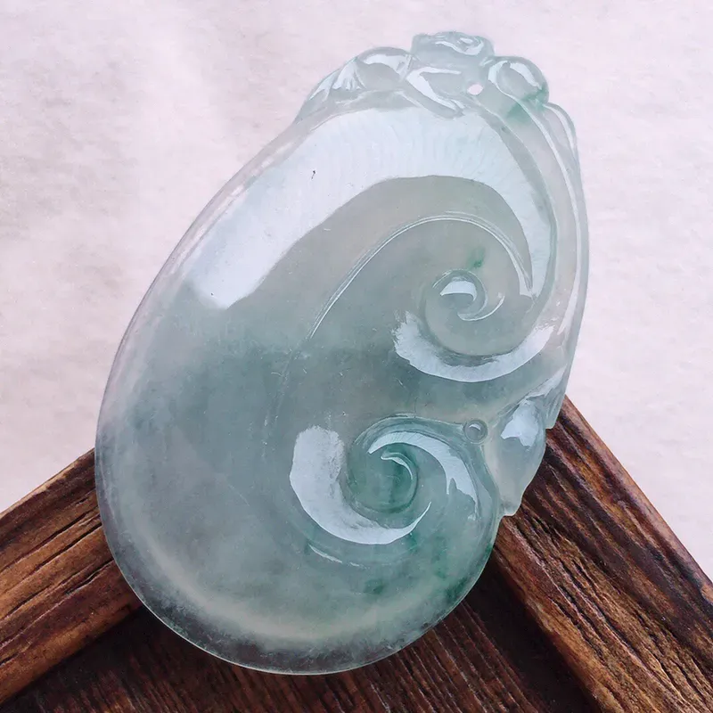 如意吊坠，翡翠冰透飘花如意吊坠，种水好，底子干净，玉质莹润，雕工精美，寓意吉祥，佩戴时尚大方，尺寸：40.3*26*6.2mm，重10.88克