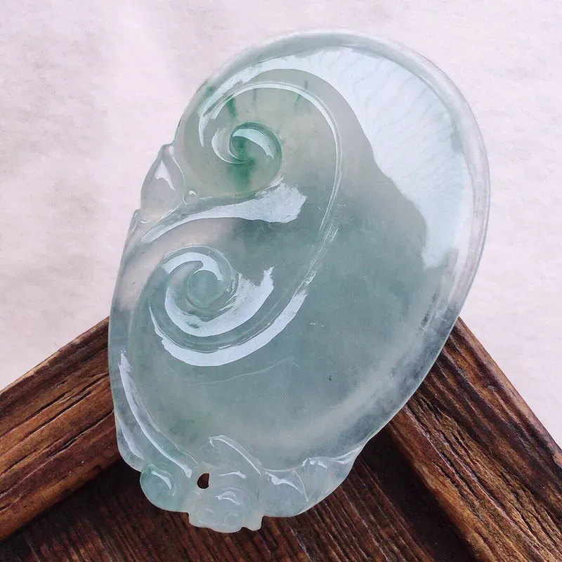 如意吊坠，翡翠冰透飘花如意吊坠，种水好，底子干净，玉质莹润，雕工精美，寓意吉祥，佩戴时尚大方，尺寸：40.3*26*6.2mm，重10.88克