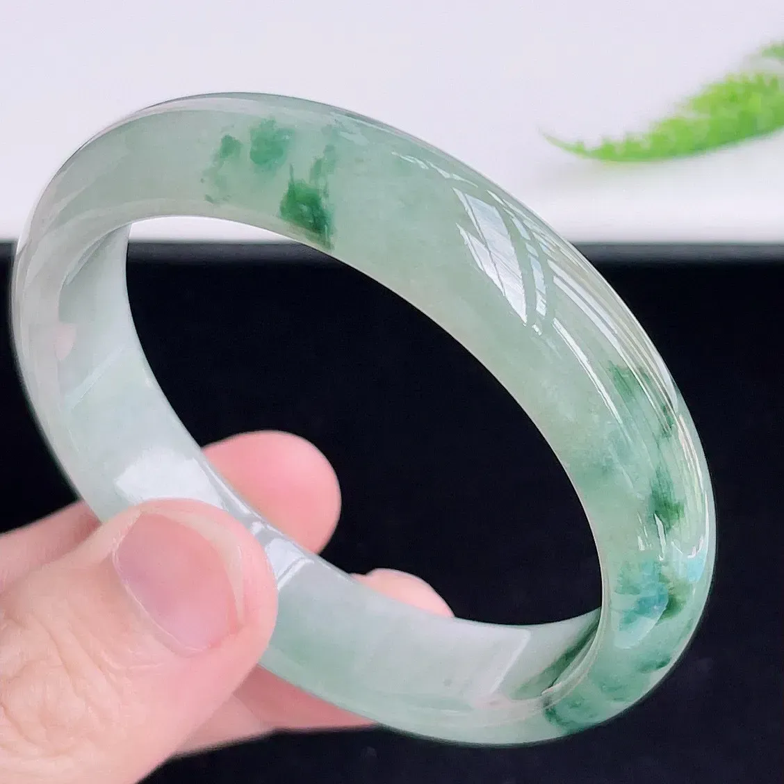 缅甸翡翠手镯圈口58mm，冰润飘花正圈翡翠手镯，玉质细腻水润，色泽清秀亮丽，老种飘花  上手高贵典雅，W34.2  尺寸：58-13.8-7mm