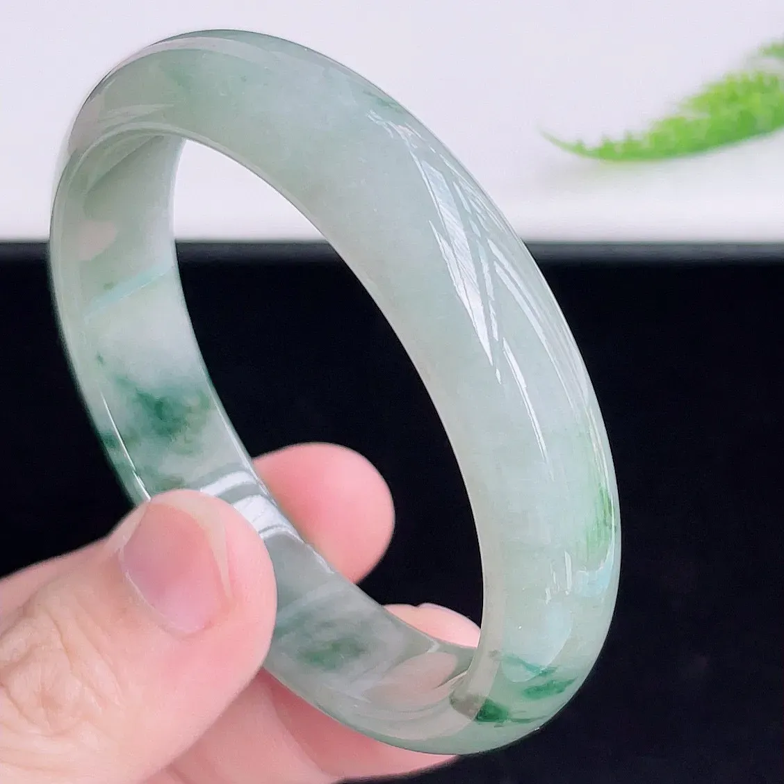 缅甸翡翠手镯圈口58mm，冰润飘花正圈翡翠手镯，玉质细腻水润，色泽清秀亮丽，老种飘花  上手高贵典雅，W34.2  尺寸：58-13.8-7mm