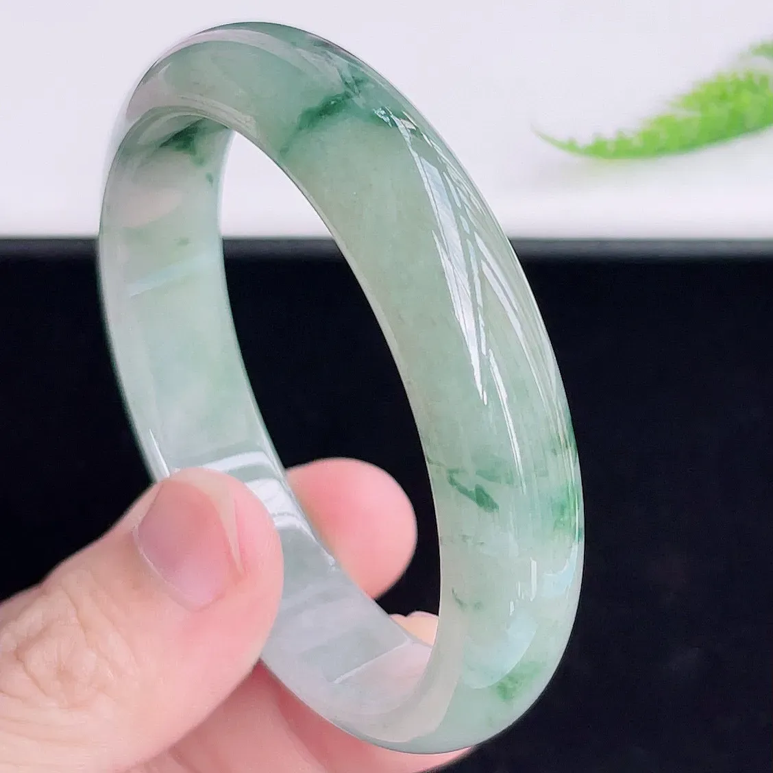 缅甸翡翠手镯圈口58mm，冰润飘花正圈翡翠手镯，玉质细腻水润，色泽清秀亮丽，老种飘花  上手高贵典雅，W34.2  尺寸：58-13.8-7mm