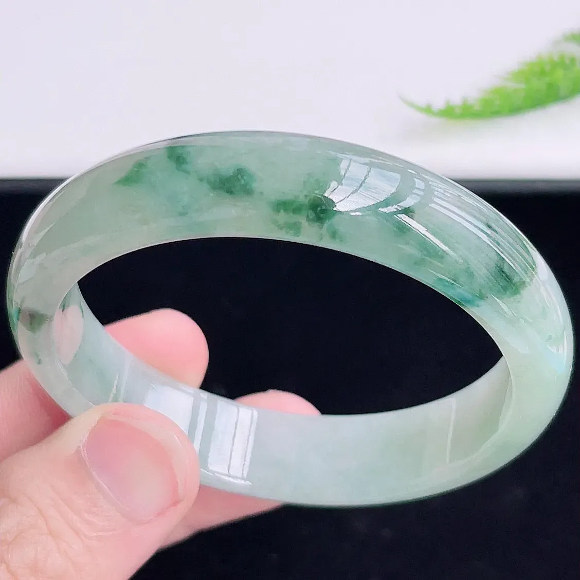 缅甸翡翠手镯圈口58mm，冰润飘花正圈翡翠手镯，玉质细腻水润，色泽清秀亮丽，老种飘花  上手高贵典雅，W34.2  尺寸：58-13.8-7mm