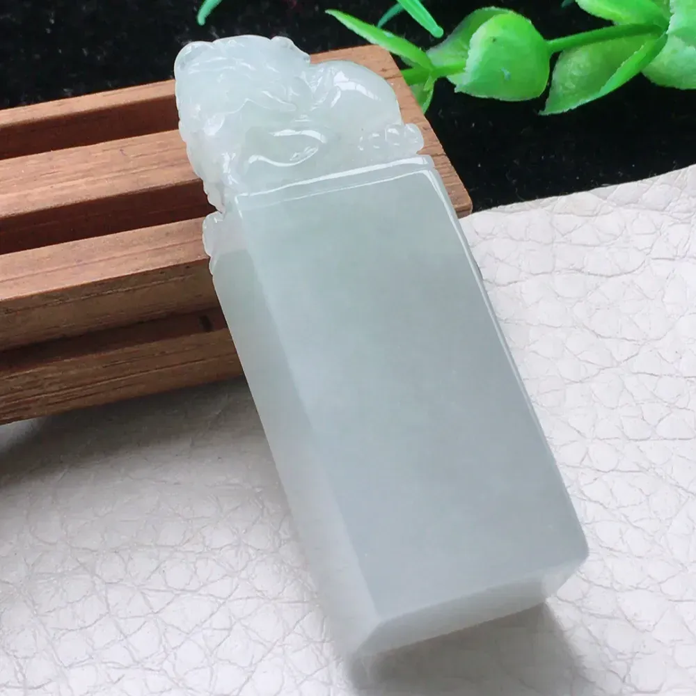自然光实拍，老坑纯美招财貔貅印章 玉吊坠，种老水足  玉质细腻 底子干净 雕工精细  形态饱满 立体感十足！值得拥有！yn 尺寸:46.8*16.6*12.6mm