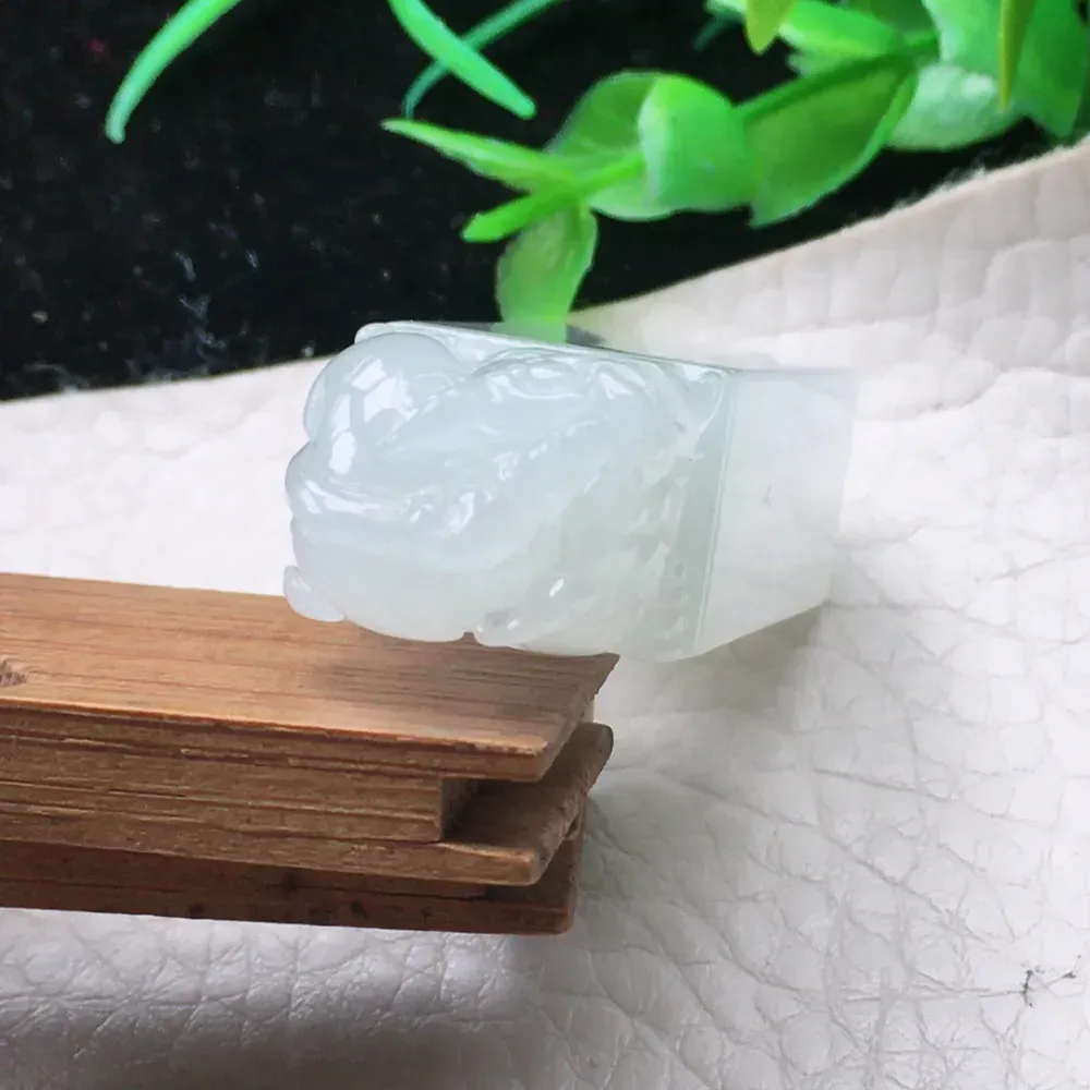 自然光实拍，老坑纯美招财貔貅印章 玉吊坠，种老水足  玉质细腻 底子干净 雕工精细  形态饱满 立体感十足！值得拥有！yn 尺寸:46.8*16.6*12.6mm