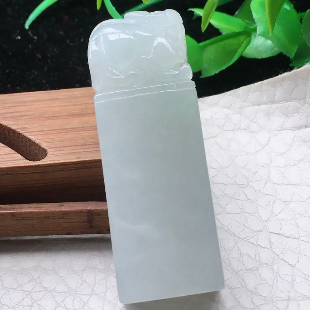 自然光实拍，老坑纯美招财貔貅印章 玉吊坠，种老水足  玉质细腻 底子干净 雕工精细  形态饱满 立体