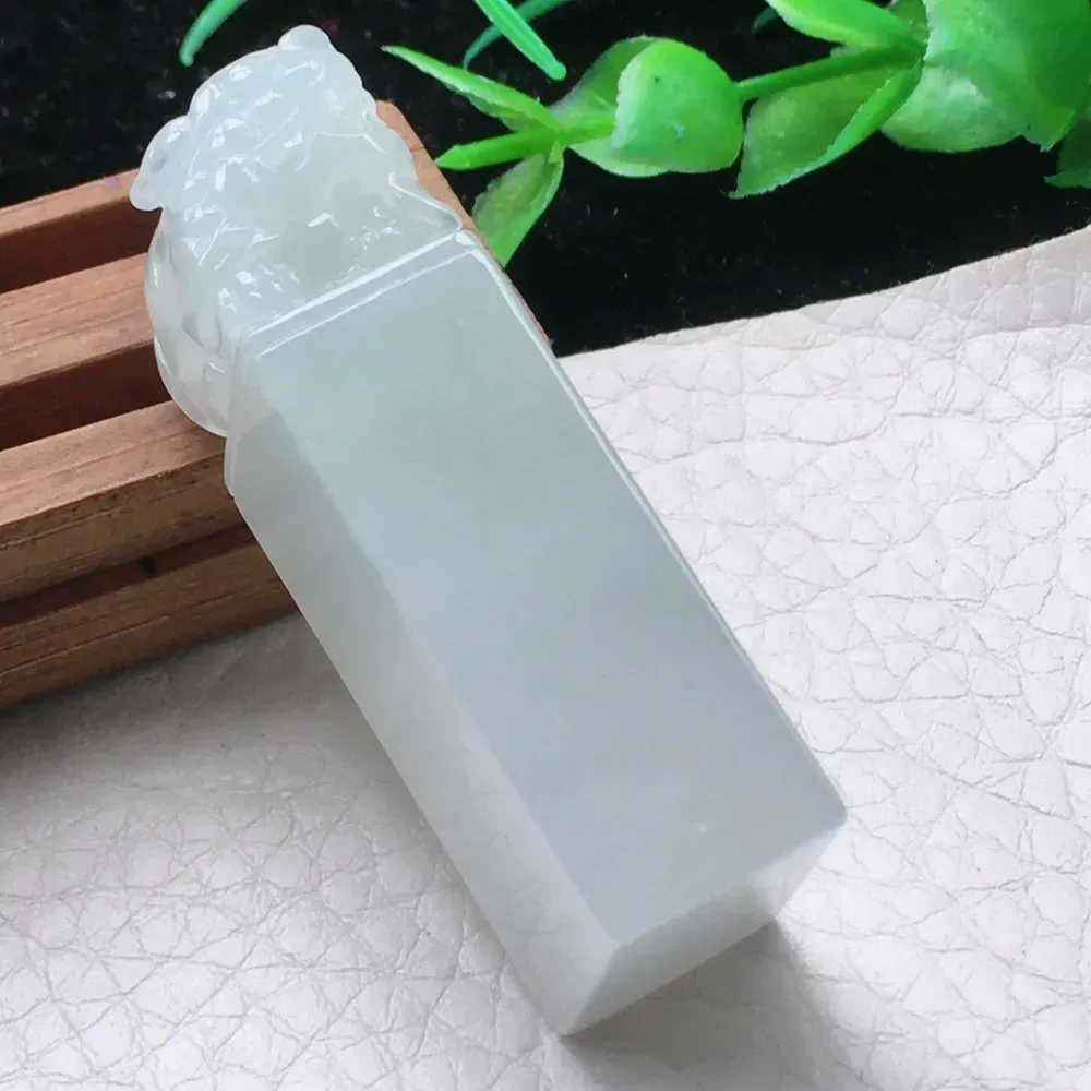 自然光实拍，老坑纯美招财貔貅印章 玉吊坠，种老水足  玉质细腻 底子干净 雕工精细  形态饱满 立体感十足！值得拥有！yn 尺寸:46.8*16.6*12.6mm