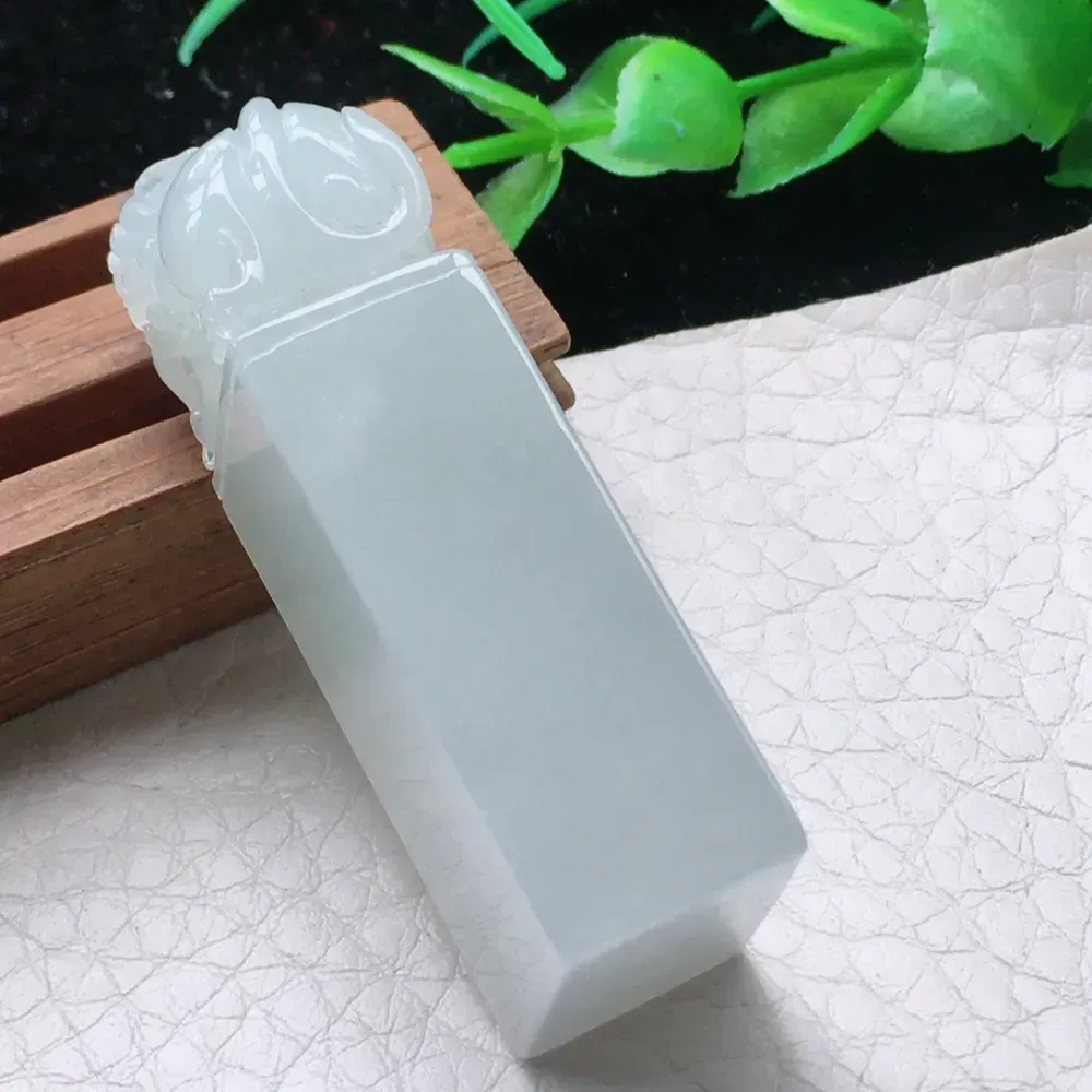 自然光实拍，老坑纯美招财貔貅印章 玉吊坠，种老水足  玉质细腻 底子干净 雕工精细  形态饱满 立体感十足！值得拥有！yn 尺寸:46.8*16.6*12.6mm