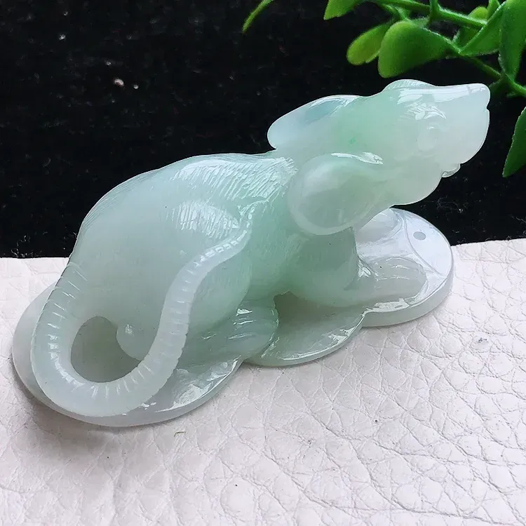 自然光实拍，老坑清爽立体萌萌哒老鼠 招财鼠精品小摆 手把件！种老水足  玉质细腻起胶 雕工精湛 立体感十足 形态生动活跃 值得拥有！bj 尺寸:56.7*24.7*25.8mm