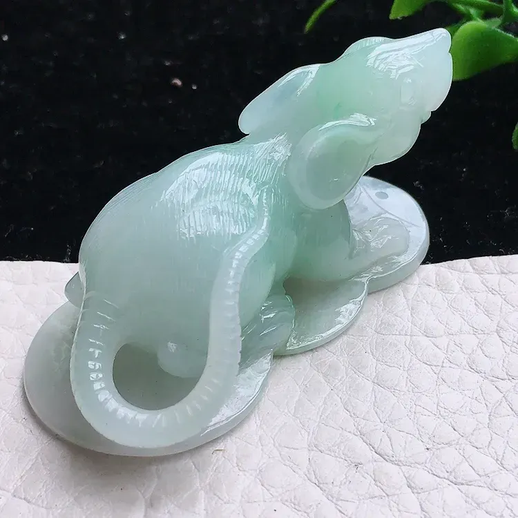 自然光实拍，老坑清爽立体萌萌哒老鼠 招财鼠精品小摆 手把件！种老水足  玉质细腻起胶 雕工精湛 立体感十足 形态生动活跃 值得拥有！bj 尺寸:56.7*24.7*25.8mm