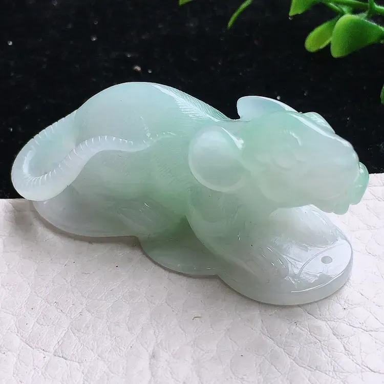 自然光实拍，老坑清爽立体萌萌哒老鼠 招财鼠精品小摆 手把件！种老水足  玉质细腻起胶 雕工精湛 立体感十足 形态生动活跃 值得拥有！bj 尺寸:56.7*24.7*25.8mm