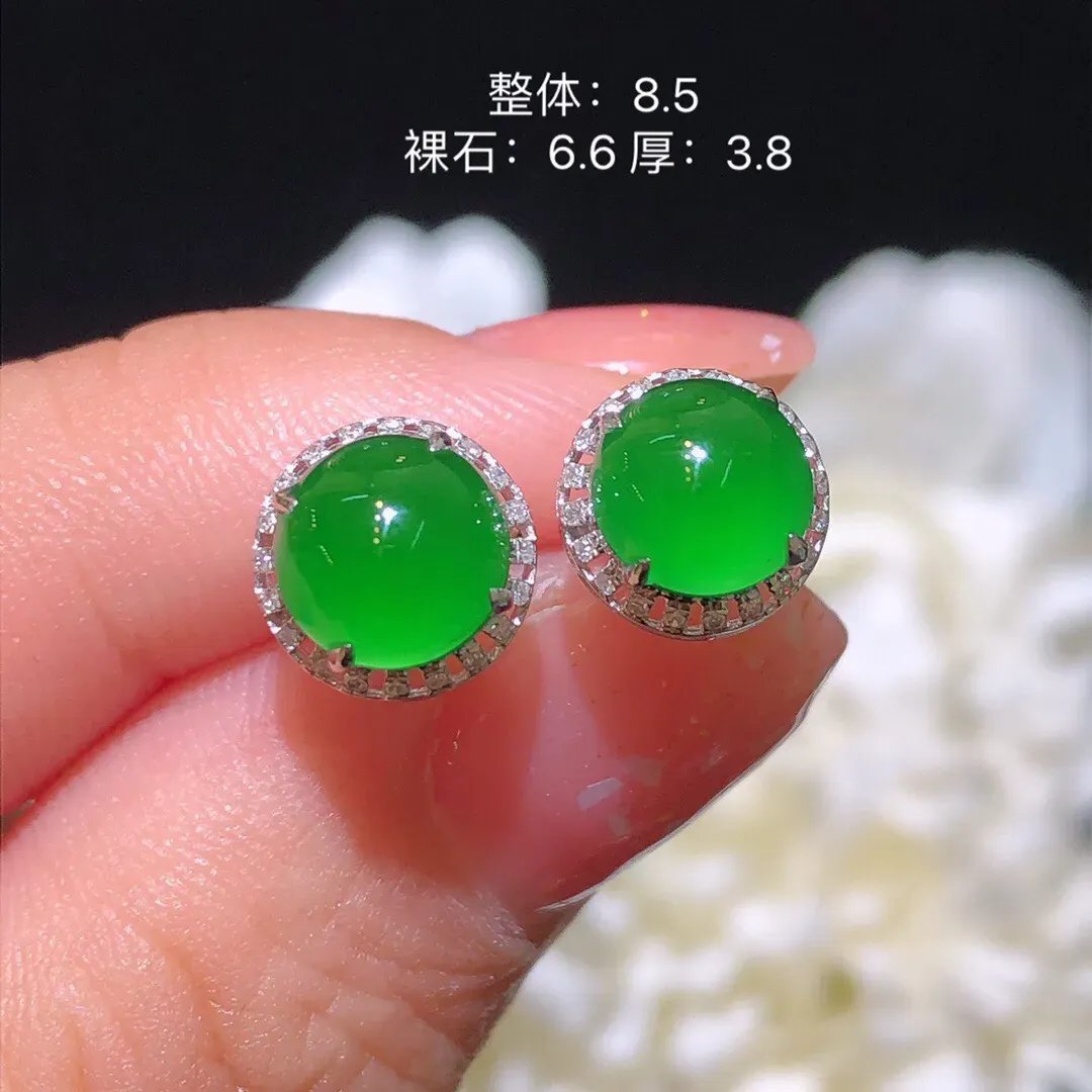翡翠冰种飘绿耳钉 雕工精细 颜色鲜艳 飘绿惹眼