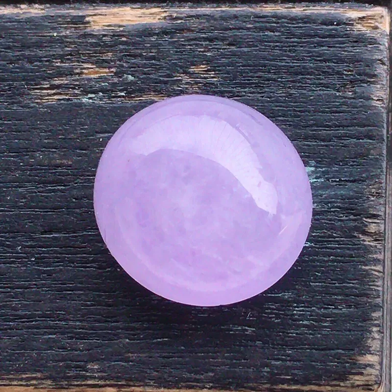 戒面裸石，翡翠冰润紫罗兰蛋面镶嵌件，自然光实拍，种水好，底子干净，玉质细腻莹润，镶嵌后更美，尺寸：8.8*5mm，重0.70克