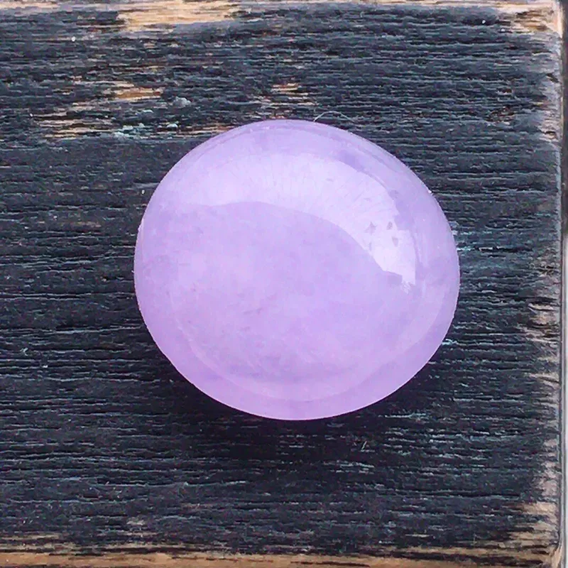 戒面裸石，翡翠冰润紫罗兰蛋面镶嵌件，自然光实拍，种水好，底子干净，玉质细腻莹润，镶嵌后更美，尺寸：8.8*5mm，重0.70克