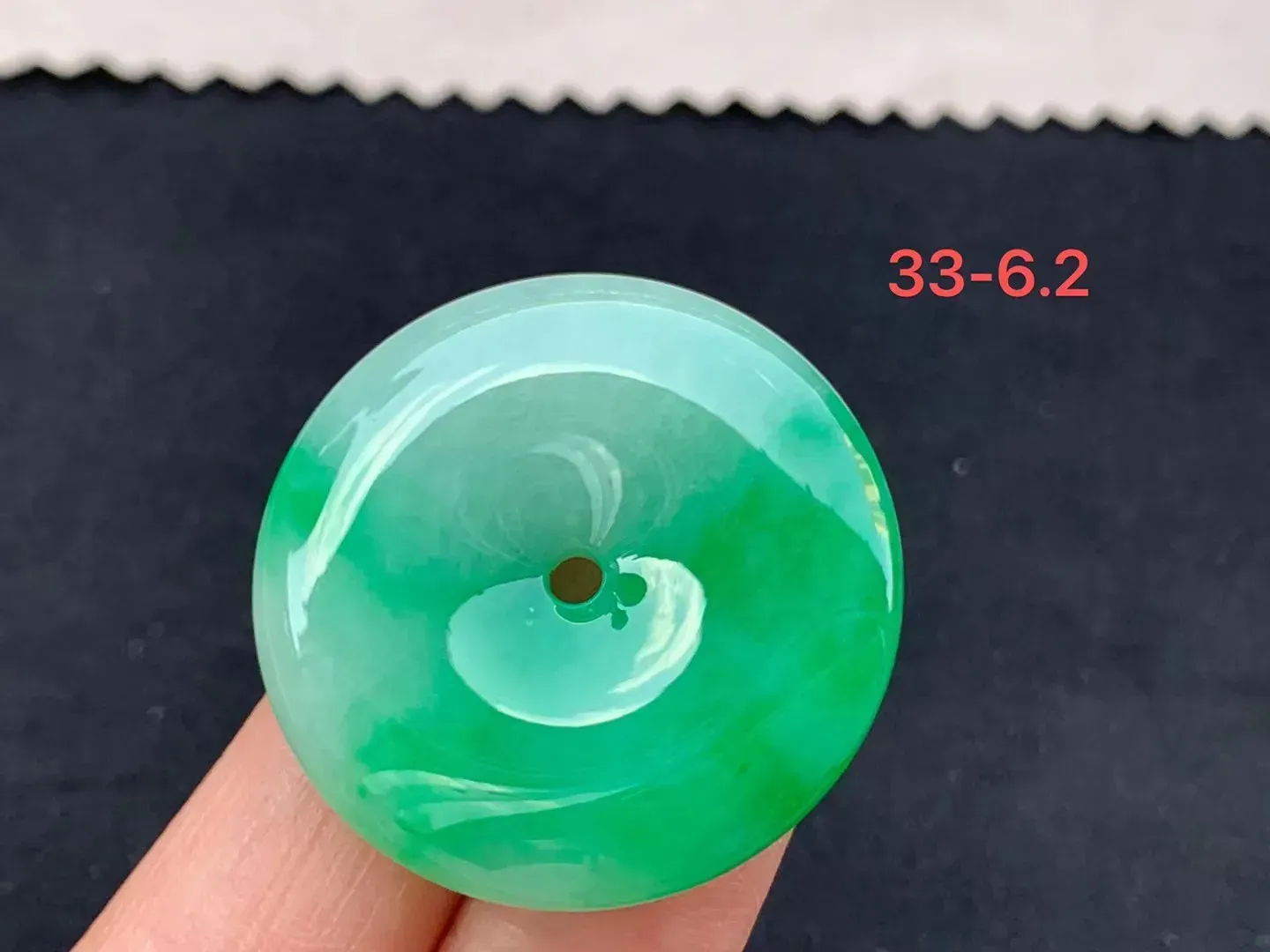 阳绿带色平安扣

尺寸33-6.2mm