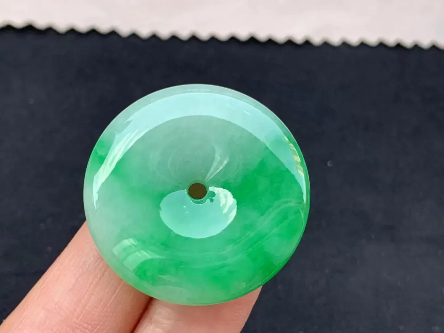 阳绿带色平安扣

尺寸33-6.2mm