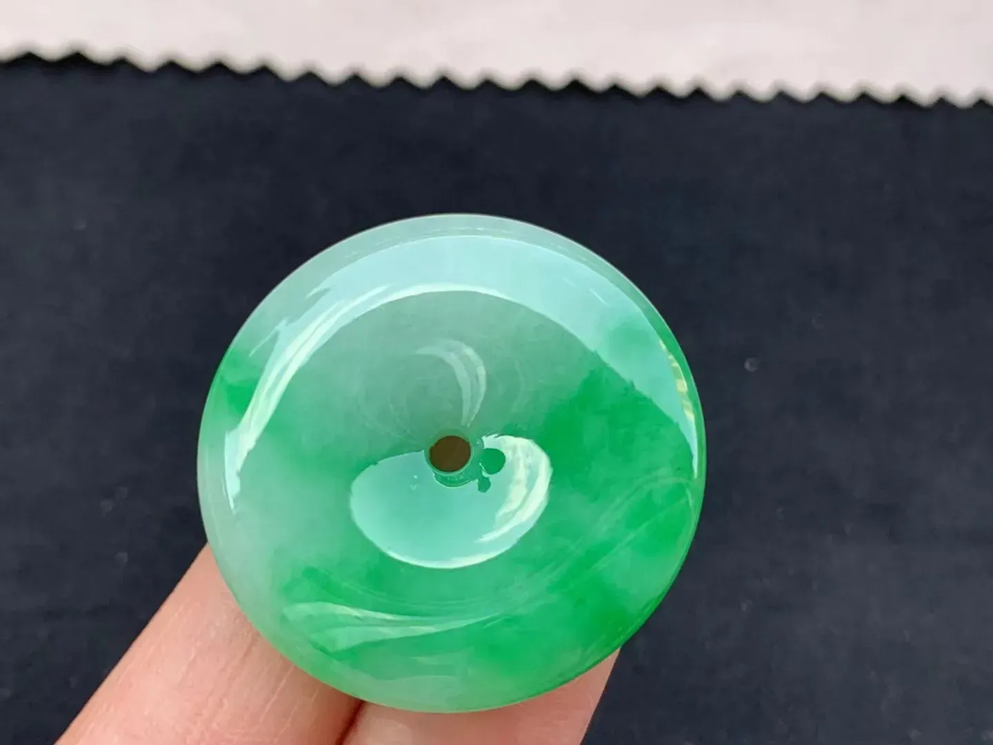 阳绿带色平安扣

尺寸33-6.2mm