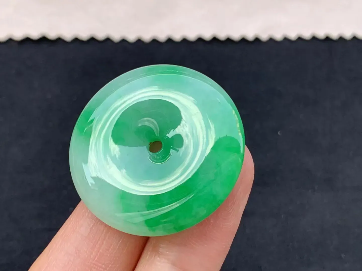 阳绿带色平安扣

尺寸33-6.2mm