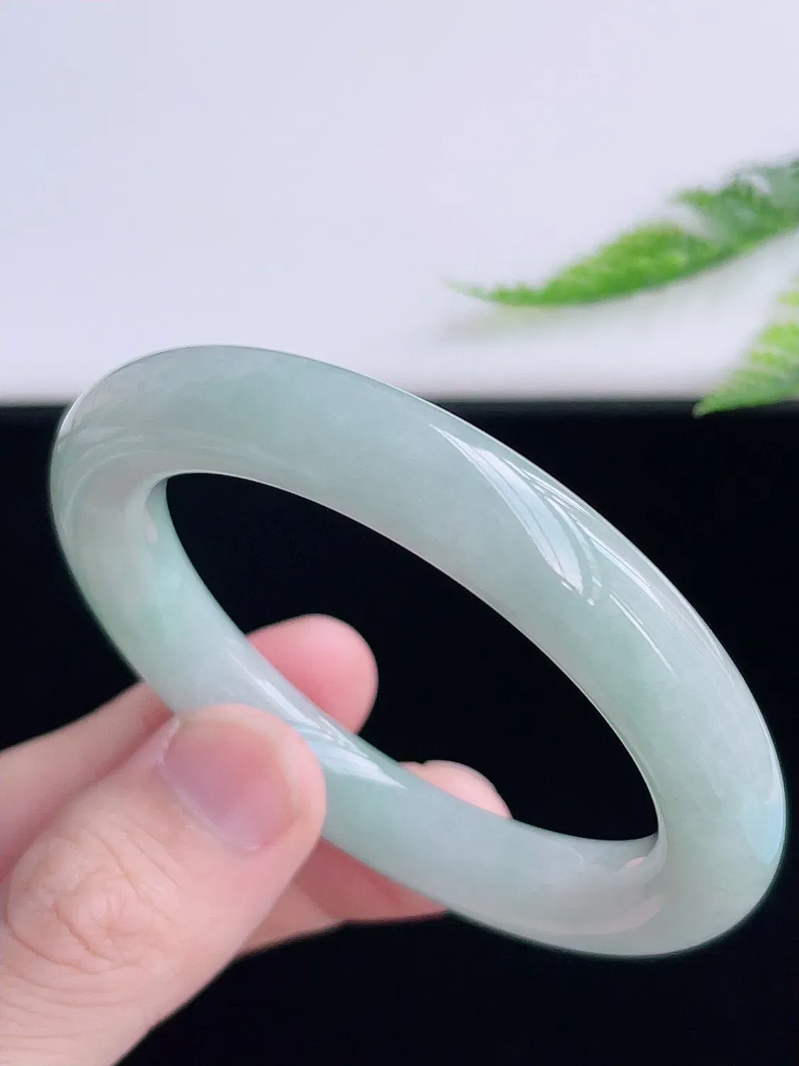 缅甸翡翠圆条手镯55mm  冰润圆条翡翠手镯，玉质细腻水润，色泽清秀亮丽，上手高贵典雅，W875.24  尺寸：55-10.6mm