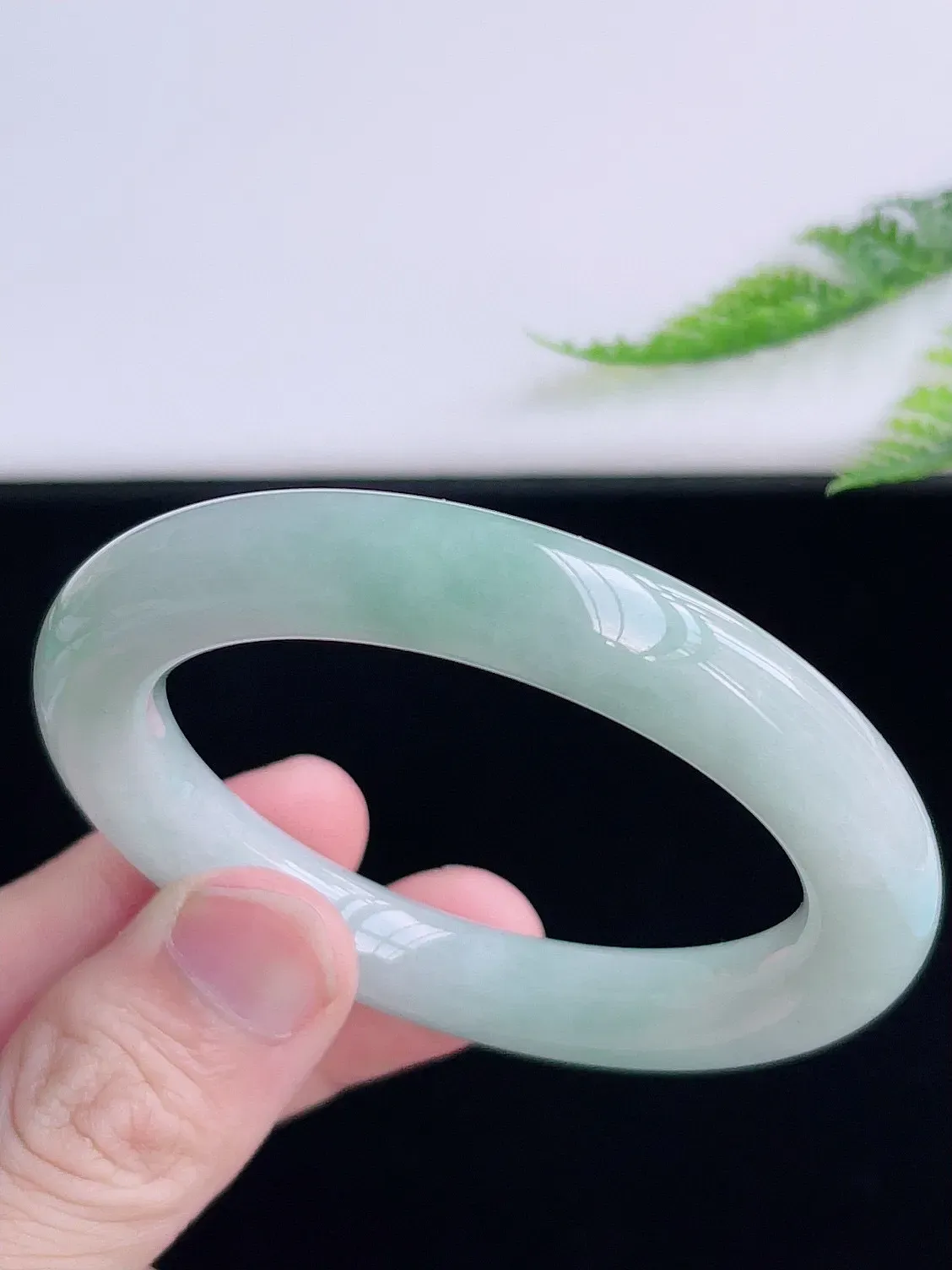 缅甸翡翠圆条手镯55mm  冰润圆条翡翠手镯，玉质细腻水润，色泽清秀亮丽，上手高贵典雅，W875.24  尺寸：55-10.6mm