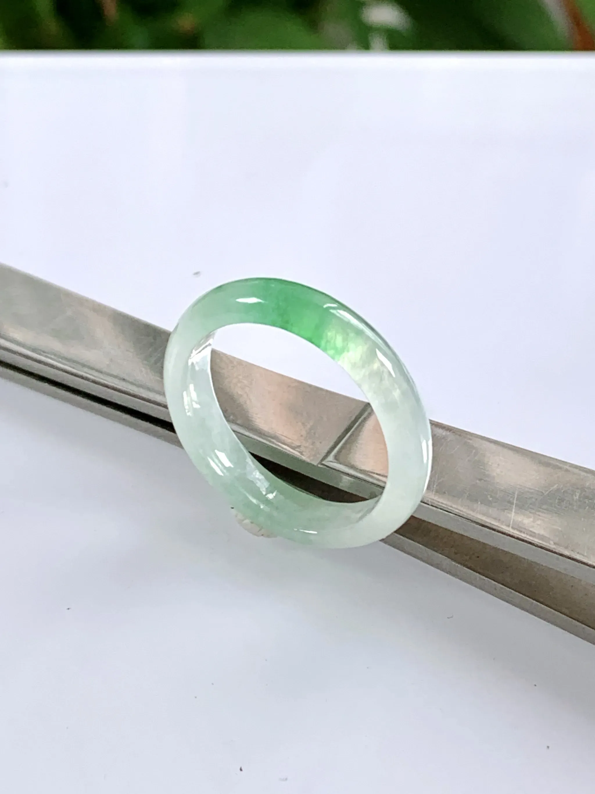 缅甸天然翡翠A货，冰种起光飘绿指环戒指，尺寸：圈口内径18.1mm=17.5号，宽厚4.3/2.5mm，重量：1.94g