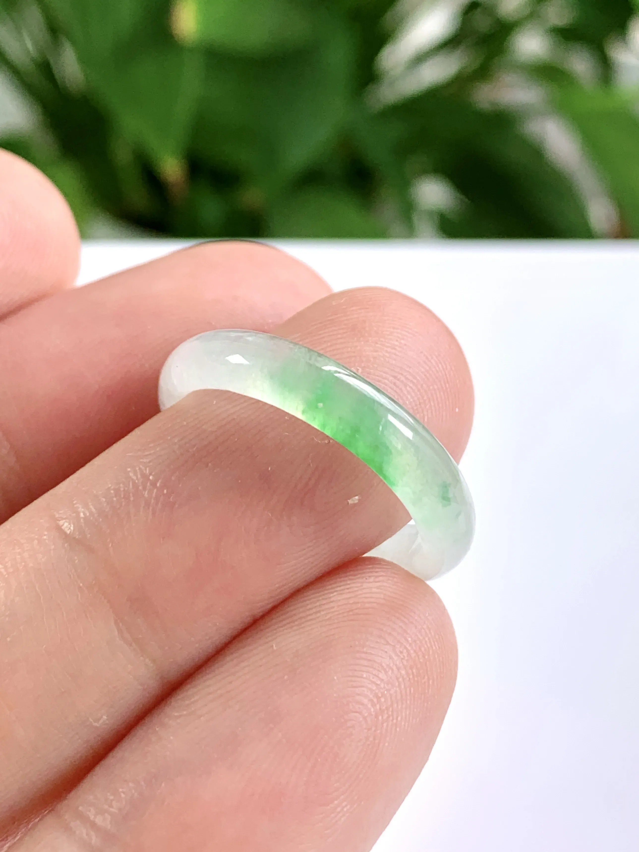 缅甸天然翡翠A货，冰种起光飘绿指环戒指，尺寸：圈口内径18.1mm=17.5号，宽厚4.3/2.5m