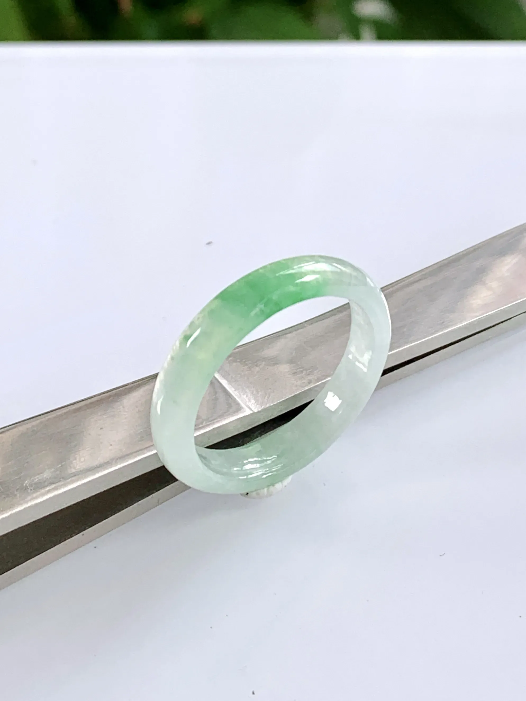 缅甸天然翡翠A货，冰种起光飘绿指环戒指，尺寸：圈口内径18.1mm=17.5号，宽厚4.3/2.5mm，重量：1.94g