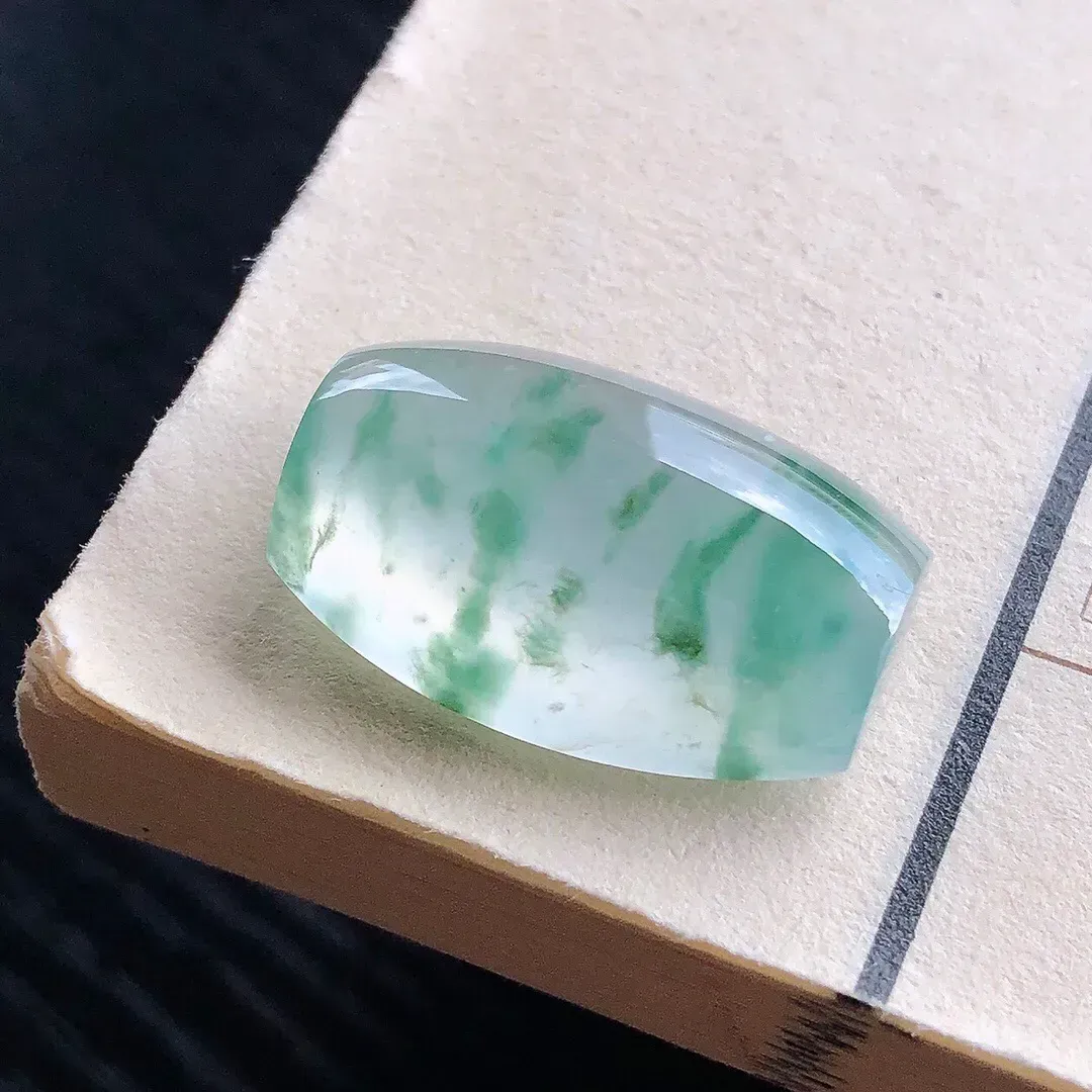 【宝贝】天然翡翠高冰飘绿大裸石
【尺寸】24.3*16.5*9.1（mm）
【描述】高冰，飘绿，莹润