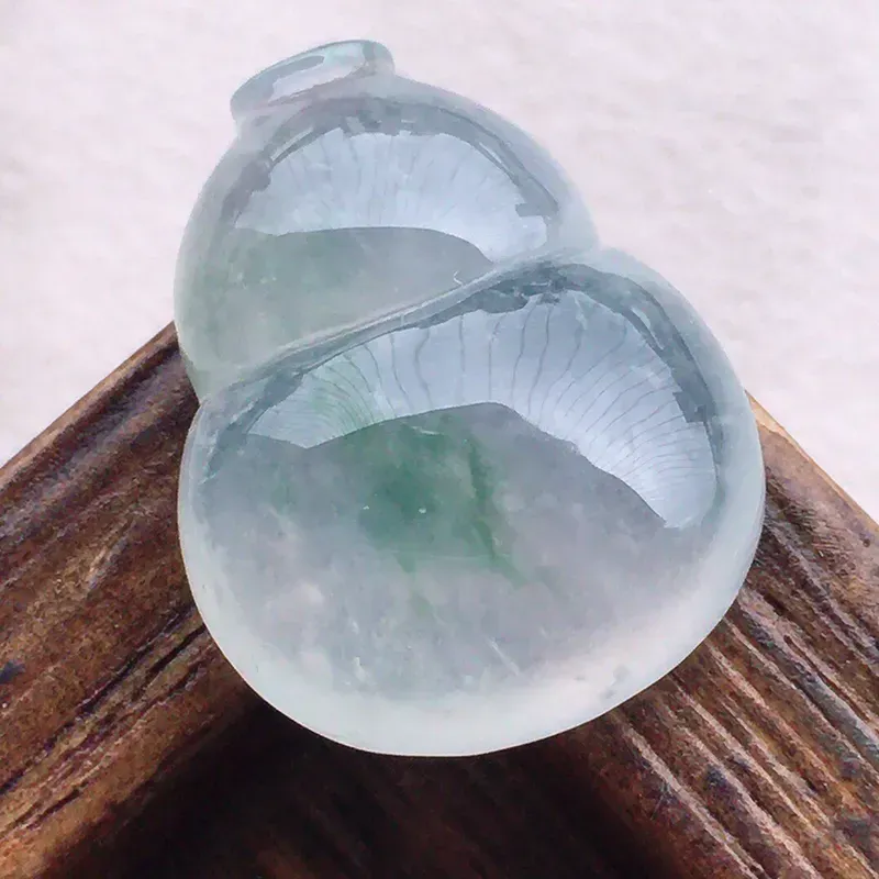 戒面裸石，翡翠冰透起光飘花葫芦镶嵌件，自然光实拍，种水好，底子干净，玉质细腻莹润，镶嵌后更美，尺寸：