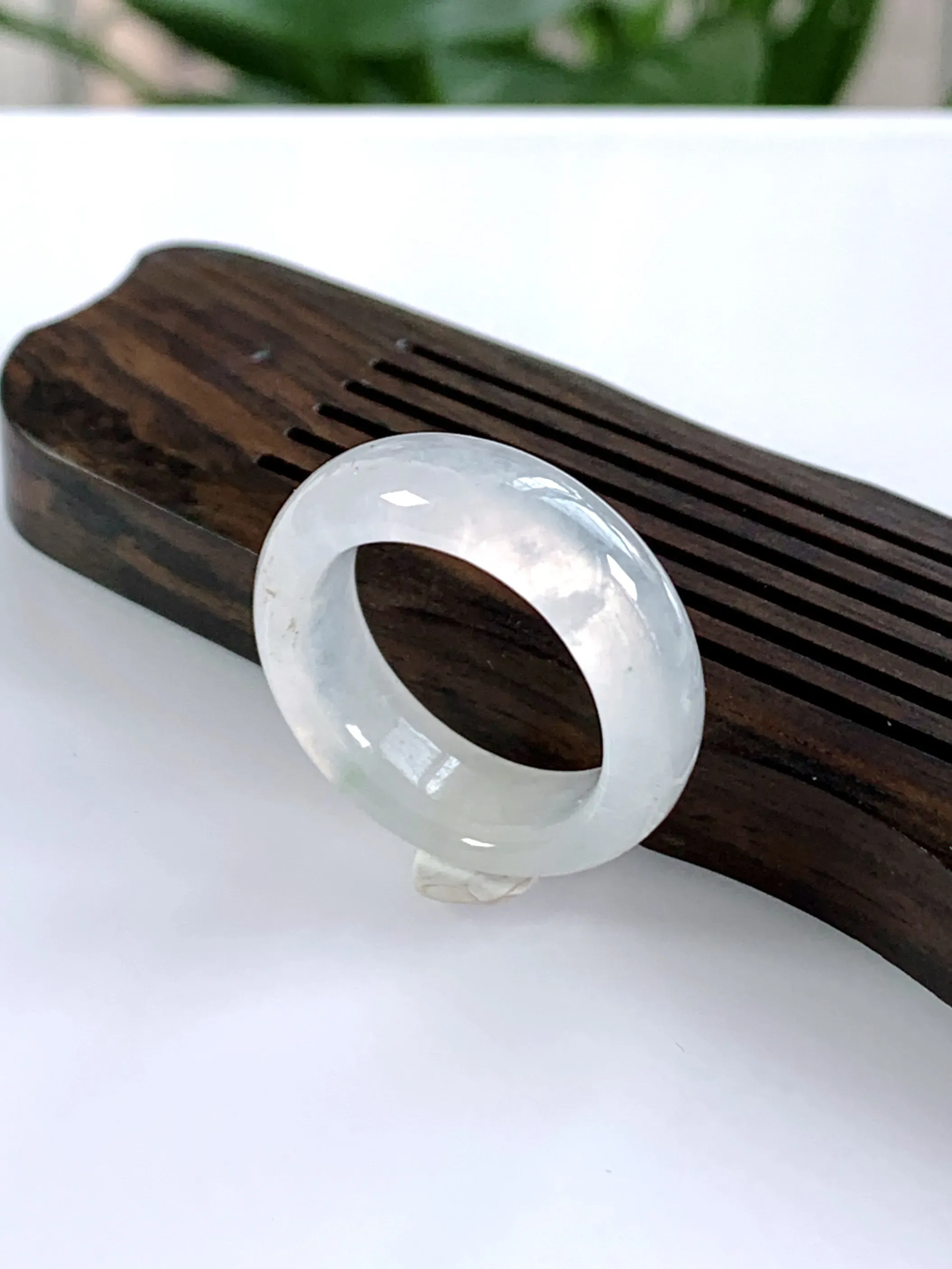 缅甸天然翡翠A货，冰种起光起胶指环戒指，特色雕刻一箭穿心，尺寸：圈口内径15.8mm=11号，宽厚6.6/3.3mm，重量：3.85g