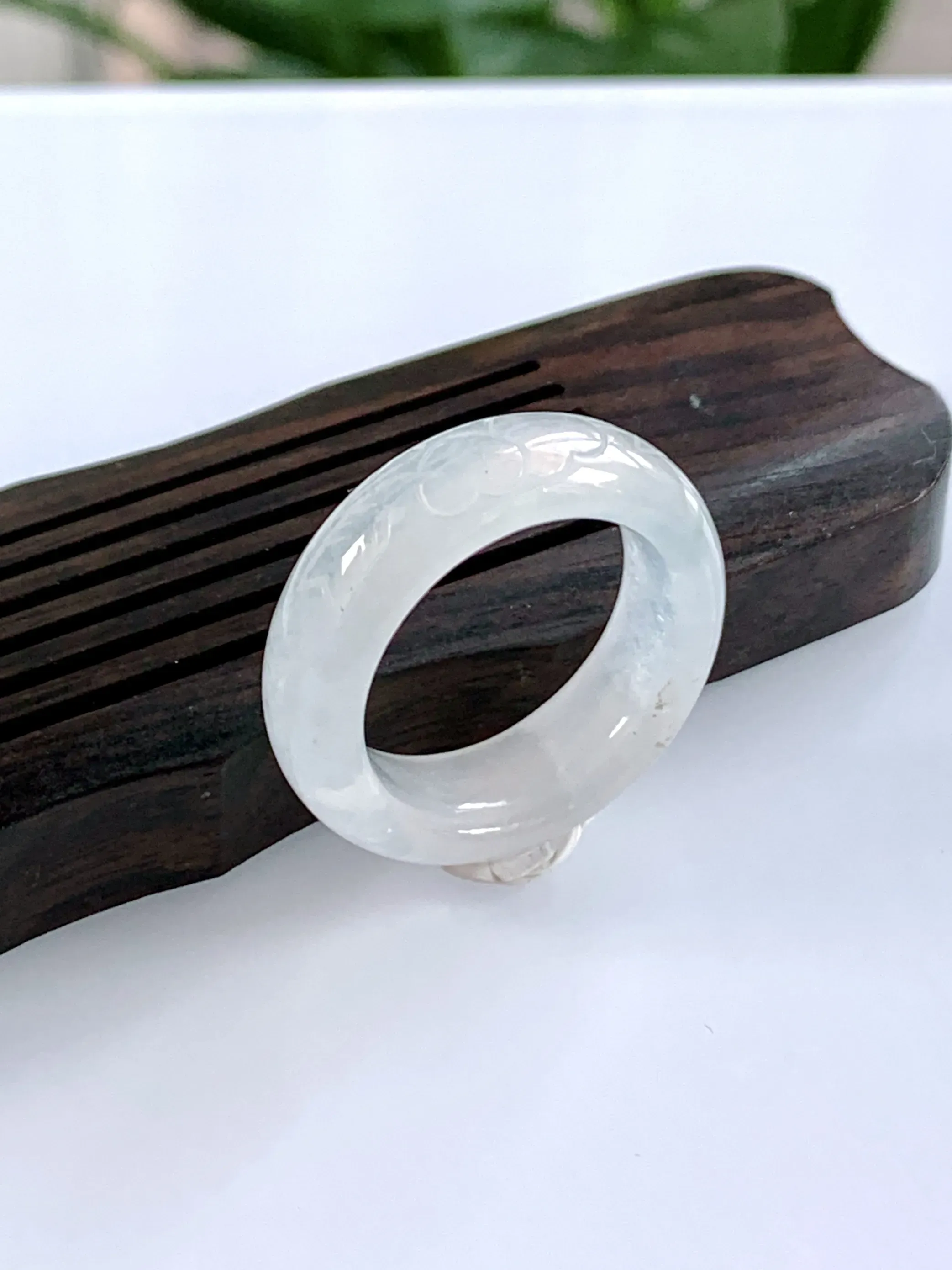 缅甸天然翡翠A货，冰种起光起胶指环戒指，特色雕刻一箭穿心，尺寸：圈口内径15.8mm=11号，宽厚6.6/3.3mm，重量：3.85g