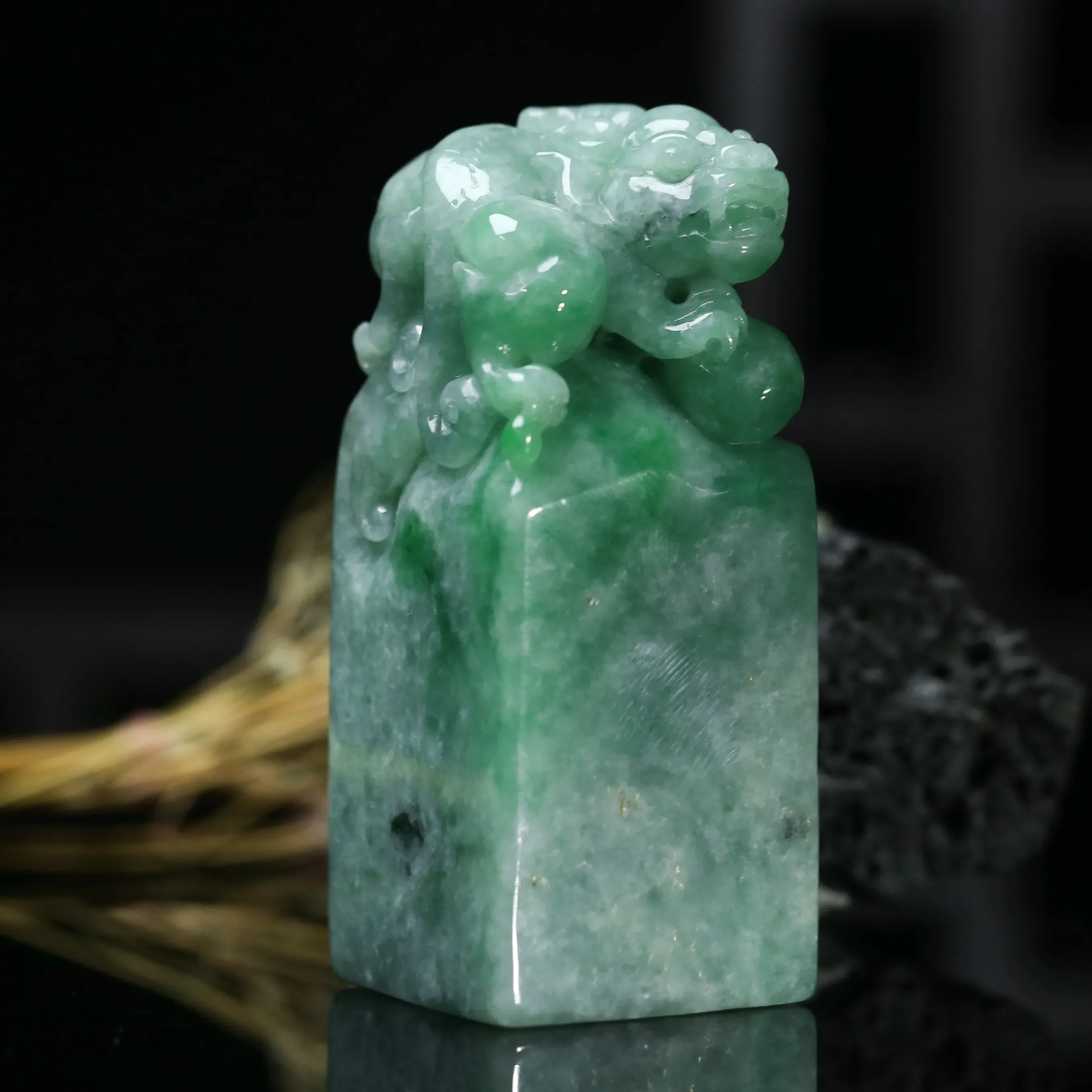 飘色翡翠印章，雕工精细，玉质莹润。有天然杂质，尺寸65.6*27.1*27.2mm。