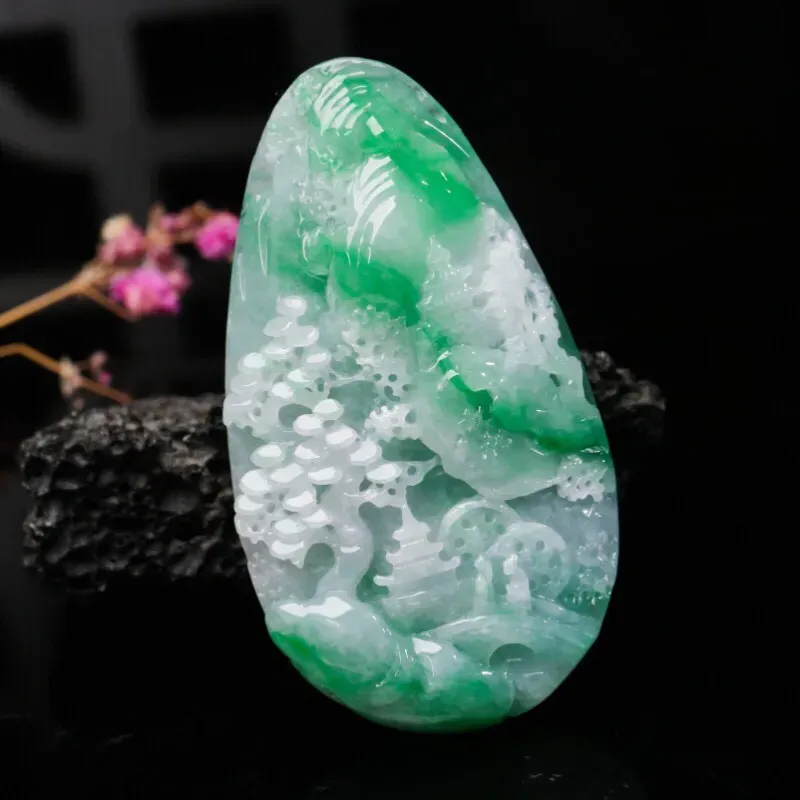 深山访友翡翠吊坠，雕琢细致，素材布局合理，意境好，上身佩戴大方漂亮。尺寸：58.1*32.5*10.4mm。