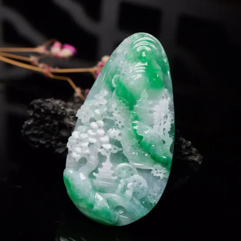 深山访友翡翠吊坠，雕琢细致，素材布局合理，意境好，上身佩戴大方漂亮。尺寸：58.1*32.5*10.4mm。