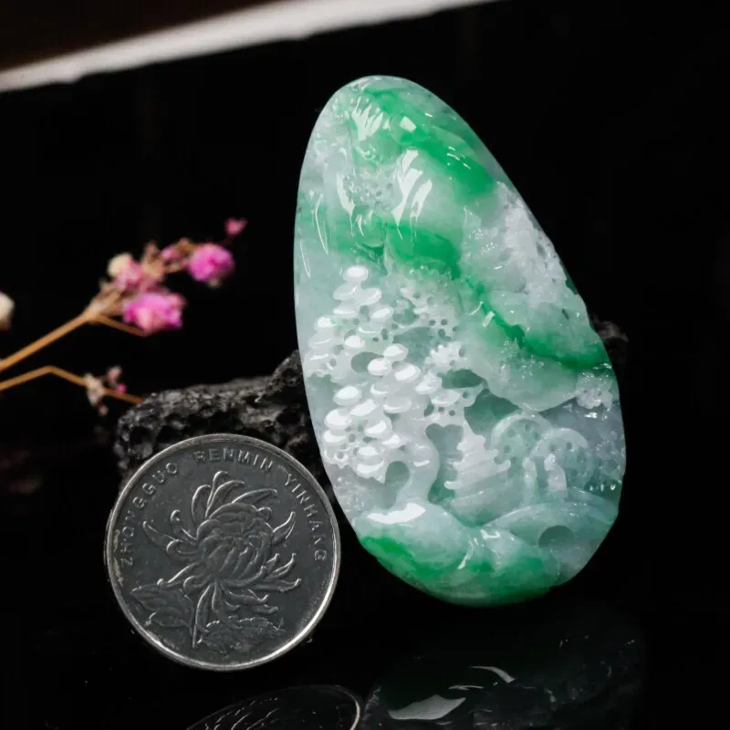 深山访友翡翠吊坠，雕琢细致，素材布局合理，意境好，上身佩戴大方漂亮。尺寸：58.1*32.5*10.4mm。