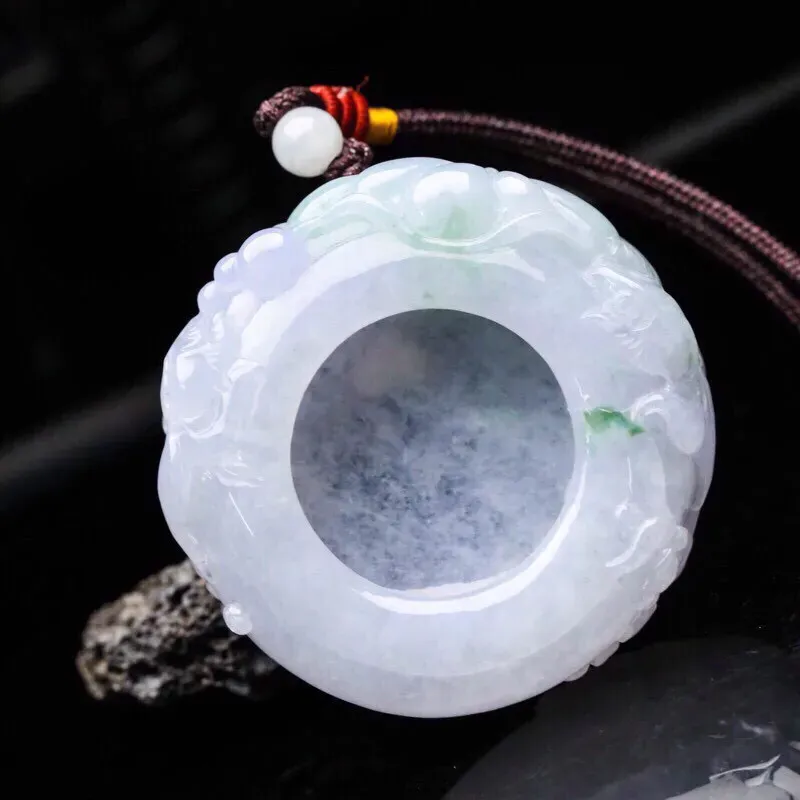 飘花聚宝盆翡翠手玩件，色泽清爽，款式别致，寓意招财进宝，佩戴效果时尚优雅。配珠为饰珠。尺寸：53*14.2mm。