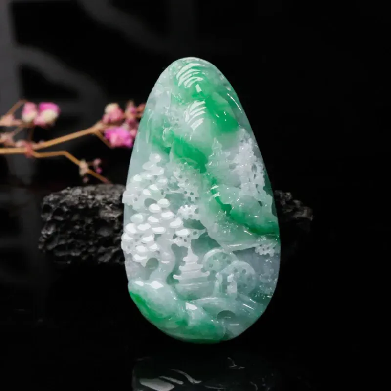 深山访友翡翠吊坠，雕琢细致，素材布局合理，意境好，上身佩戴大方漂亮。尺寸：58.1*32.5*10.4mm。