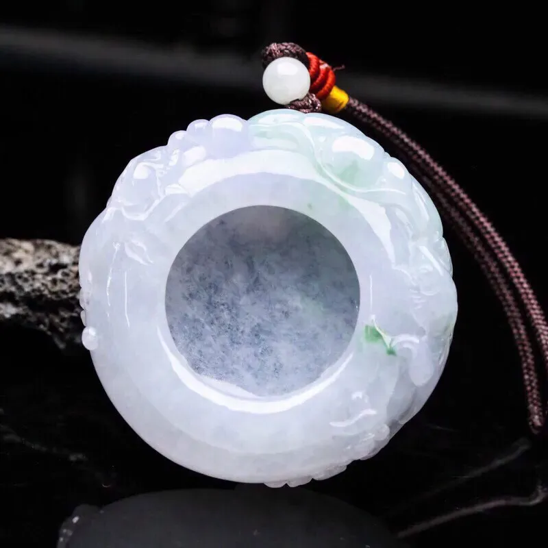 飘花聚宝盆翡翠手玩件，色泽清爽，款式别致，寓意招财进宝，佩戴效果时尚优雅。配珠为饰珠。尺寸：53*14.2mm。