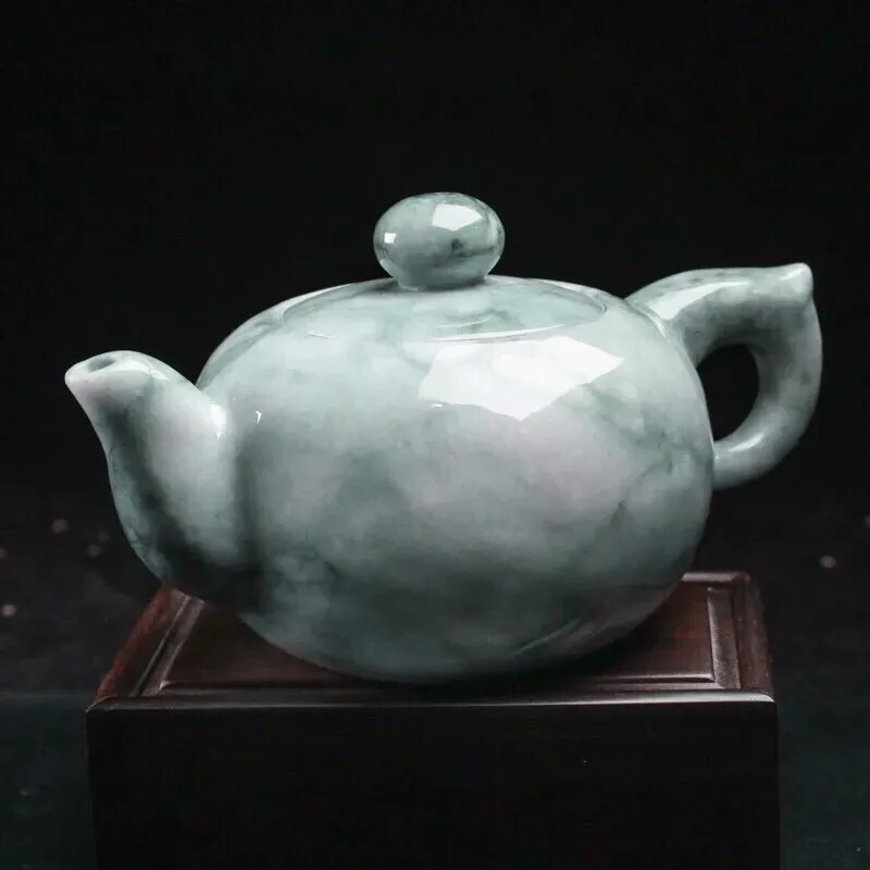 茶壶翡翠摆件，手工雕刻，色泽清新，雕工精细。壶身尺寸：136.7*88.2*75.8mm，配送